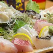 色鮮やかな沖縄の海の幸。獲れたて新鮮な風味を味える『刺し盛』がおすすめです。人数盛りにヤコウ貝やしゃこ貝など、お好みの種類をプラスできるので「こんな種類を食べたい」などのリクエストもできます。