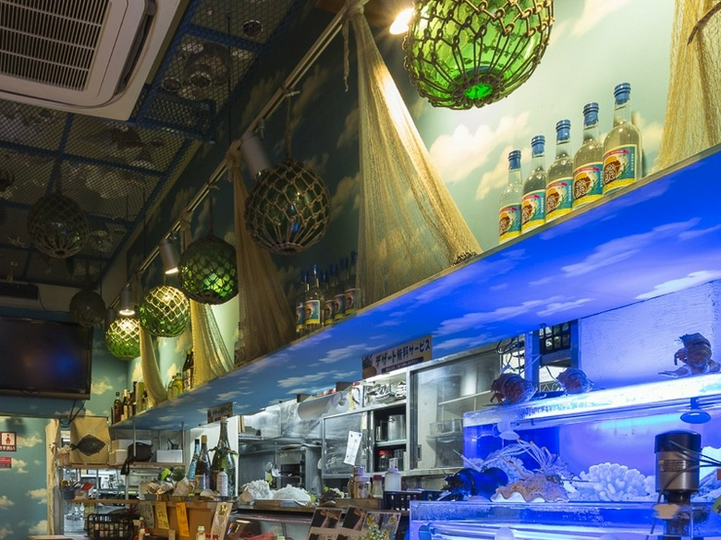 沖縄の泡盛や古酒が充実。熟成された酒を心ゆくまで楽しめます