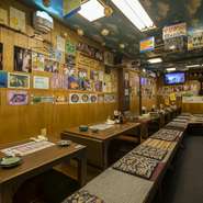 沖縄の青空を感じさせる開放感あふれる店内の装飾。85名様まで収容可能な店内は、掘りごたつ、テーブル、ソファ席があり、お子様連れからご年配の方まで幅広く対応できます。