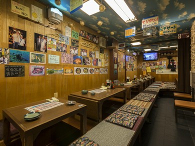 開放的な沖縄のムードを満喫できる明るい雰囲気の店内