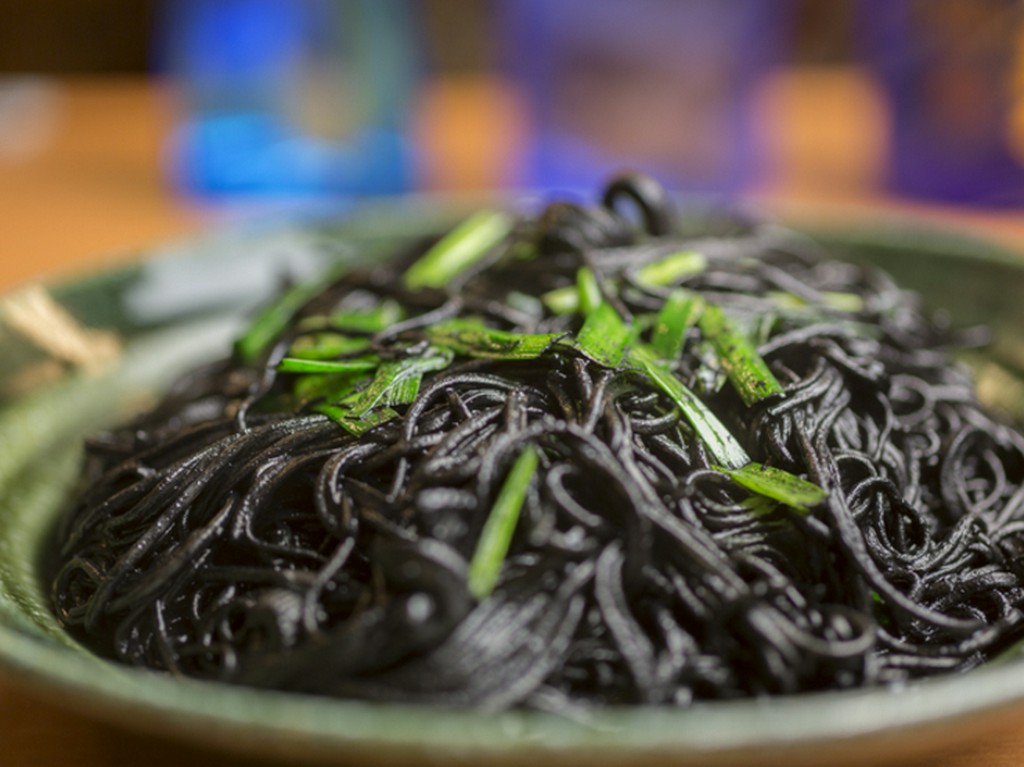 沖縄ならではのメニューにイカスミをプラスした『イカスミソーメンチャンプルー』