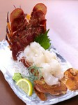 沖縄県内でも希少とされる『セミエビ』を、多くの方に味わってもらえるように、毎日競り落として入手。ぷりぷりの刺身を味わった後は『エビ汁』として再登場。