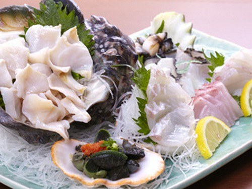 『夜光貝・シャコ・刺身の盛合せ』は1500円～