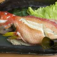 色鮮やかな沖縄の鮮魚に驚かれる方もいらっしゃいますが、その新鮮さに驚きます。お魚が苦手な方には紅芋料理やイカスミ料理、ボリュームいっぱいの豚料理もあるので、気軽にいろいろな料理に挑戦してみてください。