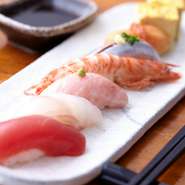 旬のネタや店内の生簀からの新鮮魚介を握ります！