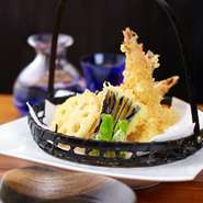 活きた車海老をその場で天ぷらに！　旬の野菜天ぷらは、香り・旨味・歯応えをお楽しみ下さい！