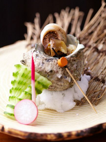 生簀からその場で調理! サザエの壷焼