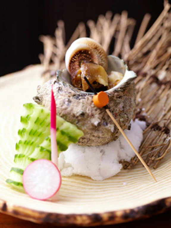 生簀からその場で調理！　サザエの壷焼　