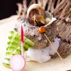 生簀からその場で調理！　サザエの壷焼　