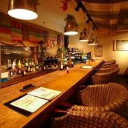 カウンター席でまったりと。テーブル席で語り合い。掘りごたつ席でワイワイする仲間との楽しみの時間！空間と共にピザやアジアンなど、多彩なメニューが楽しめるのも【Passo　a　Passo】ならではの楽しみ。