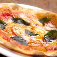 生地から手づくりの自慢のPizza！トマトにバジル、モッツァレラのシンプルなPizzaです。