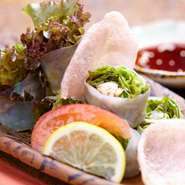 蒸し鶏と青じそ、ニラ等を巻いたさっぱり味の人気メニュー！