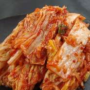 地元野菜で作る自家製キムチは甘みのある自信の一品。