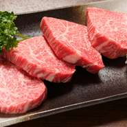 当店名物商品！　圧倒的なボリューム感で黒毛和牛の厳選部位を厚切りにしてご提供いたします。