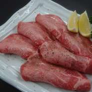 まずはこれから！焼肉のスタートを切るのはやはりこのタンです！！