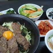 和牛最高ランクＡ５のカルビ丼です。人気アリ！