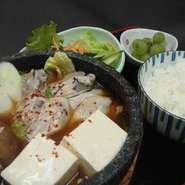 キムチ・ホルモン・かき・豆腐 写真はかき鍋ランチです。