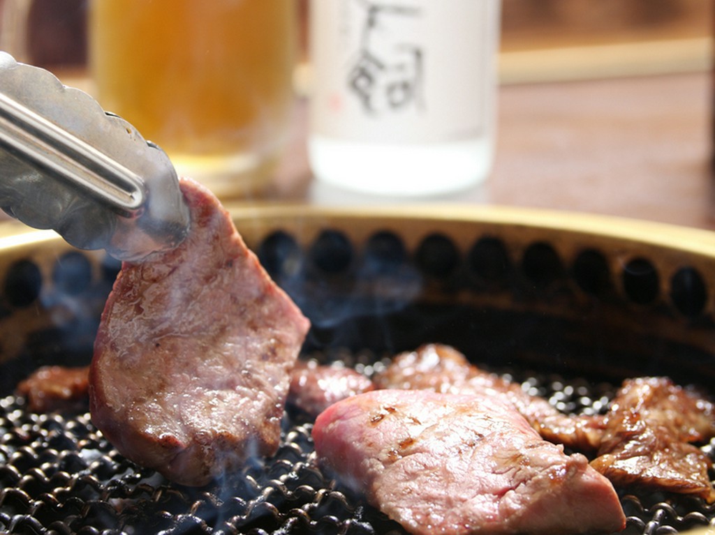 厳選した食材を炭火で炙り、秘伝のタレでお召し上がり下さい