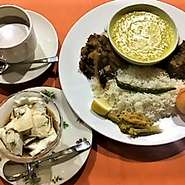 インドの高級米バスマティとオーセンティックなダール（豆スープカレー）、チキンや、お野菜たっぷりのおかずを一皿に盛合せます！インド・ネパールの定食です！