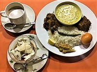 インドの高級米バスマティとオーセンティックなダール（豆スープカレー）、チキンや、お野菜たっぷりのおかずを一皿に盛合せます！インド・ネパールの定食です！