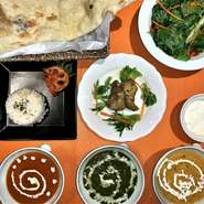 カレーには動物性油脂、小麦粉は一切使用しません。キーマ・豆・チキンetc...それぞれの食材に絶妙なスパイスを調合した【本場のインドカレー】です。チキンティッカ（骨なしチキン）・自家製スイーツ・ドリンク他