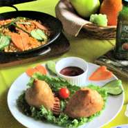 皮から手作り、中身はカレー風味のマッシュポテトや野菜がたっぷりの揚げ物
ビールによく合います！