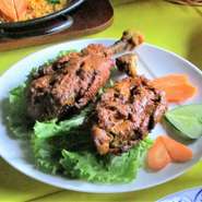 ハラール対応の骨付きもも肉を、スパイスに漬け込みインドの石窯で焼きあげます。手間ひまかけたタンドリーチキンです！着色料は使用しないので赤くないです。