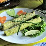 チキンミンチとオニオンにスパイスの風味。自家製無添加の皮なしソーセジ。タンドール（インドの石窯）で1本づつ焼き上げます！