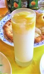豆乳ヨーグルトのラッシーにインドのアルフォンソマンゴーソースをトッピング！