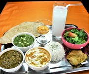 3種類のカレーは本格インドカレーなので、牛肉は使用しません。ほうれん草・豆・チキンetc...それぞれの食材に絶妙なスパイスが調合される、真に本場のインドカレーです。タンドリーチキン・スィーツ・ドリンク他