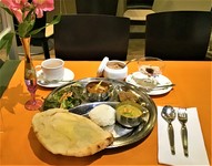 本日のティッカ・サラダ、豆カレー、チキンカレー、ナン（＋330円でチーズナン又はグテンフリーナンに変更可！）、バスマティライス、自家製デザート、1ドリンク付