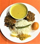 豆カレー（ダル）と色々な日替りおかずを１プレートに！バスマティライス、自家製デザート、１ドリンク付