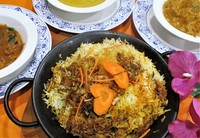 インドの”パエリア”　ハレの日などに食べる高級米”バスマティライス”の炊き込みご飯。本日の野菜、チキン、ラム(仔羊)、海老とシーフードの4種類あります。ライタはヨーグルトソースで、ビリヤニにかけます。