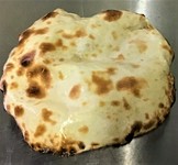 チーズの入った丸い形のナン。カレーには勿論、ワインとの相性も良いです！