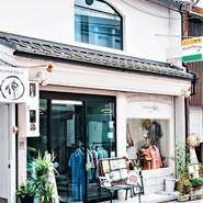 入口は同じですが、中でブティックとレストランに分かれます。１番館の中の階段を２階にお上がり下さい！