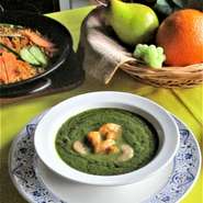 本格インドカレーの代表！？サーグです！新鮮なほうれん草をたっぷり使います。写真はサーグ海老です。