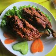 塩?とインドのスパイスでマリネし、石窯で（タンドール）で焼き上げます！柔らかく、ジューシーです！