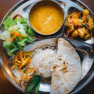 全粒粉のチャパティ、ダール、特製ドレッシングのサラダ、野菜のサブジ（ソテー）などヘルシーなプレート
