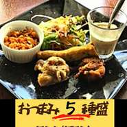 全粒粉のチャパティ、ダール、特製ドレッシングのサラダ、野菜のサブジ（ソテー）などヘルシーなプレート
