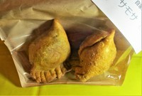 中にはマッシュポテト、豆、人参、玉ねぎ、手作りの皮で包んで揚げています！ベジタリアンの方にも人気のメニューです！