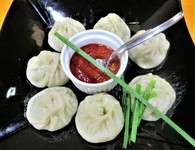 皮から手作り！モッチモチの皮に包まれた鶏ミンチ、ニラ、玉ねぎから美味しい肉汁がお口の中で広がります♡
ティムールペッパーという、ネパールの山椒の爽やかな辛さのタレを付けてお召し上がり下さい！