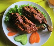 ヨーグルトとスパイスに漬けこんだ骨付き鶏モモ肉を長ーい串に刺して、タンドール（インドの石窯）で丁寧に焼きます！ジューシーです！ピリリと辛い特製ソースをお付けしています！660/本