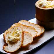 女性人気No.1メニュー。温かいパンと冷たいチーズ豆腐の夢のコラボレーション！