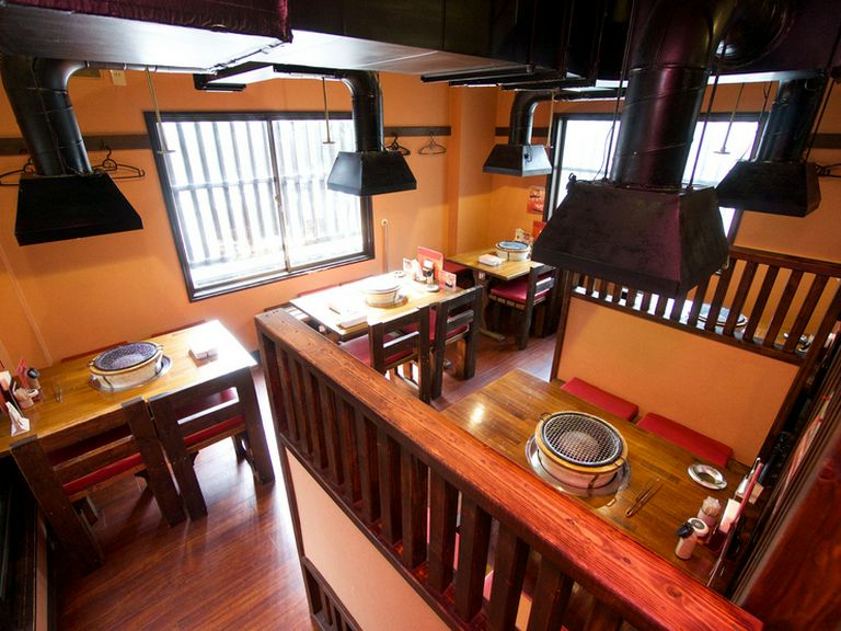 ウッディ感覚の内装で気軽に焼肉を楽しめます