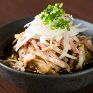 豚の子袋をボイルしてカットし、ポン酢とオニオンスライスと一緒に食べるプリプリとした食感でさっぱりとしたおつまみに最適！
箸休めに丁度良い逸品です