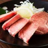 1枚1枚丁寧に切り出した厚切り牛タン
まさに大トロです！