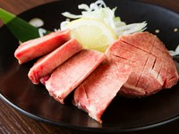 1枚1枚丁寧に切り出した厚切り牛タン
まさに大トロです！