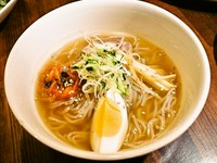 つるっとした麺に自慢の旨味たっぷりスープ