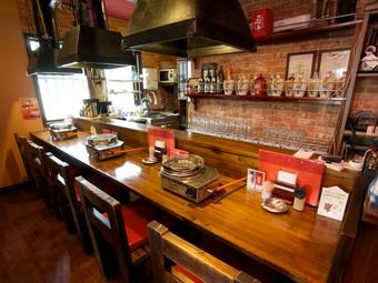 お一人でも気軽に立ち寄れるカウンター席を用意！