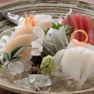 旬魚をふんだんに盛り込んでいます。
